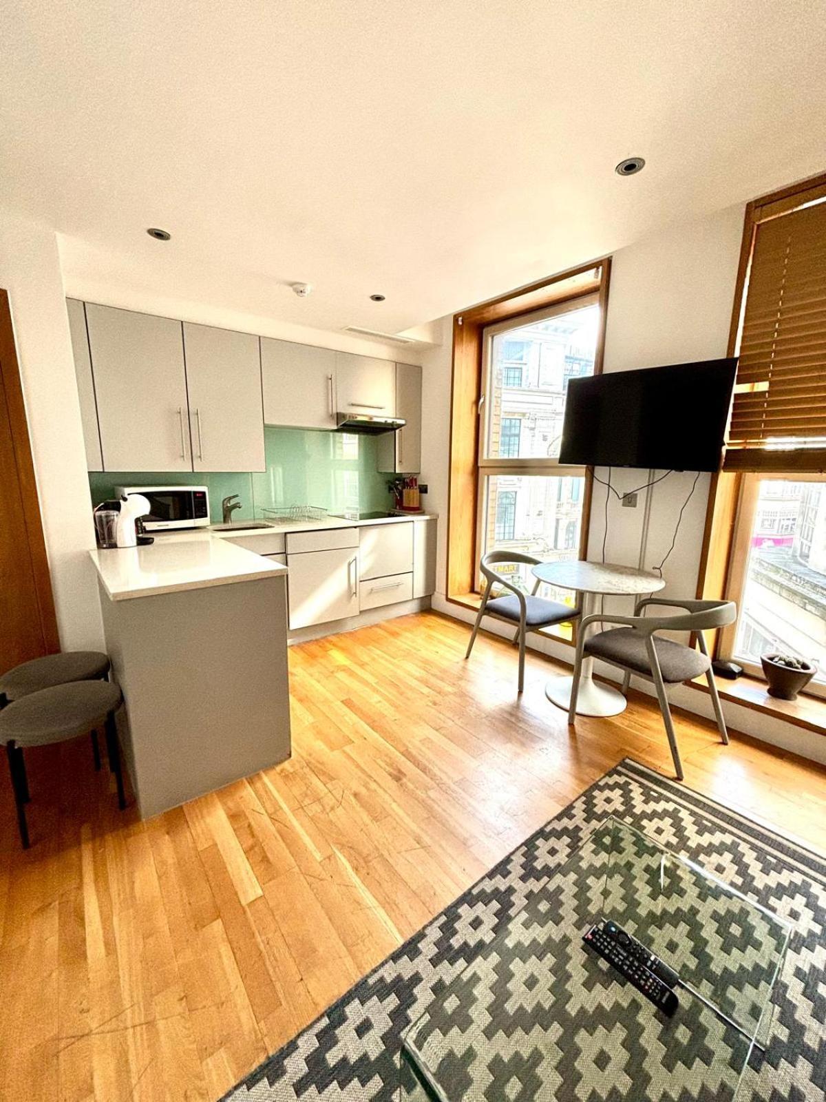 1 Bedroom In Piccadilly Circus St James Cov1 London Eksteriør bilde
